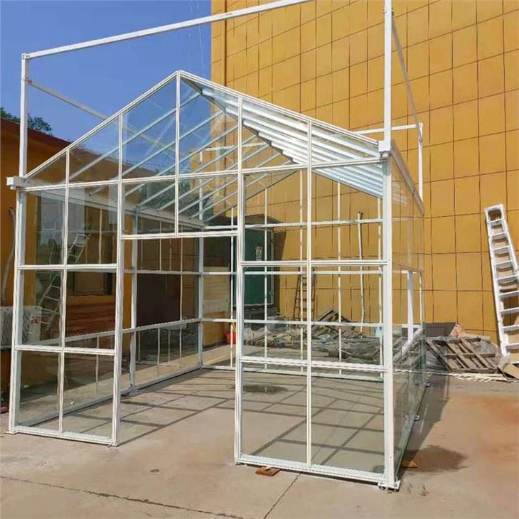 گلخانه شیشه ای مینی باغ