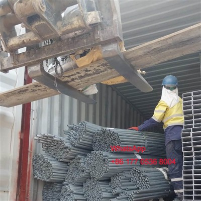 مواد گلخانه ای و قطعات در حال بارگیری ظرف برای صادر شدن است